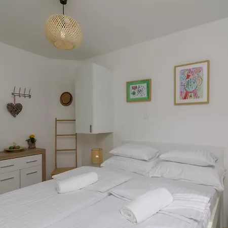 Bed & Breakfast White 3*