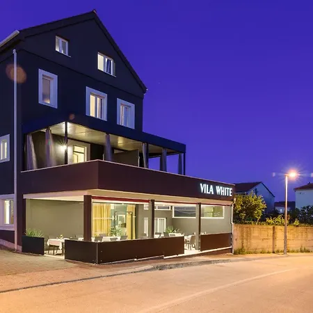 Alojamento de Acomodação e Pequeno-almoço White 3*